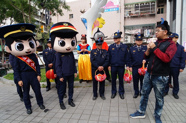 波麗士變身米老鼠踩街遊行 蘆洲警市場直播防搶竊