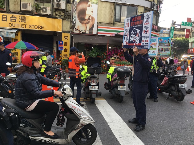 建國市場封街辦年貨 新店警安心守護過鼠年 | 文章內置圖片