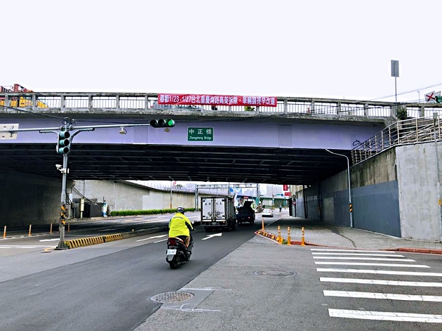 春節湧現人車潮、中正橋改建重大工程衝擊雙北交通 永和投入警力加強疏導管制措施，以維交通安全順暢 | 文章內置圖片