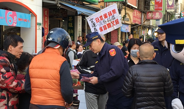 建国市场封街办年货 新店警安心守护过鼠年