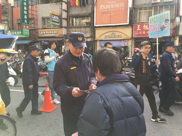 建国市场封街办年货 新店警安心守护过鼠年 | 文章内置图片