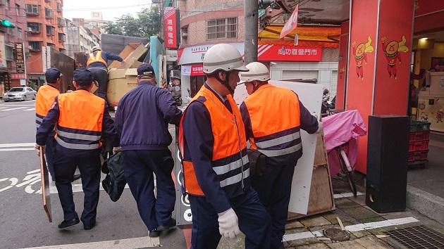 永和分局警、民力执行「清道专案」清除违规路障，确保人、车安全顺畅 | 文章内置图片