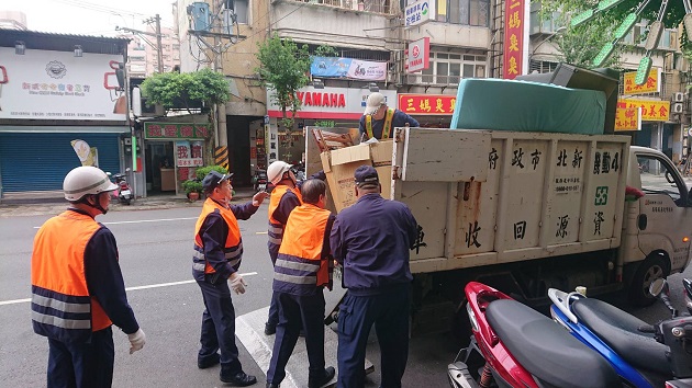 永和分局警、民力执行「清道专案」清除违规路障，确保人、车安全顺畅