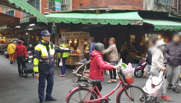 年貨採買人潮湧現 土城警疏導結合交安宣導