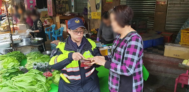 年貨採買人潮湧現 土城警疏導結合交安宣導 | 文章內置圖片