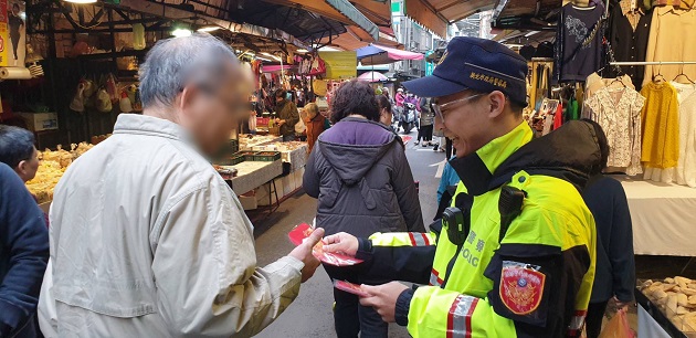 年貨採買人潮湧現 土城警疏導結合交安宣導 | 文章內置圖片