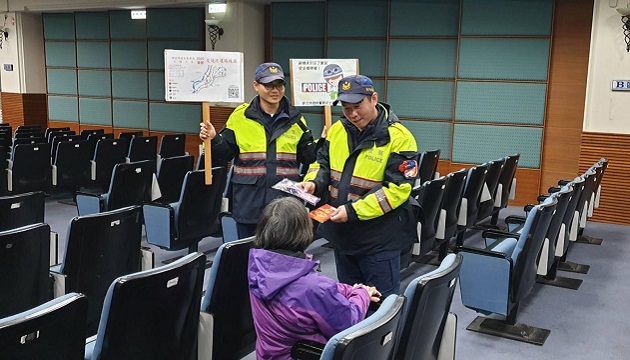 看電影贈新年紅包袋 土城警結合圖書館宣導交通安全 | 文章內置圖片