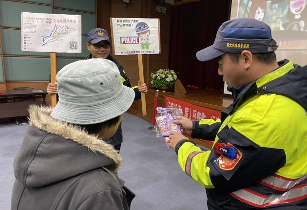 看電影贈新年紅包袋 土城警結合圖書館宣導交通安全 | 文章內置圖片