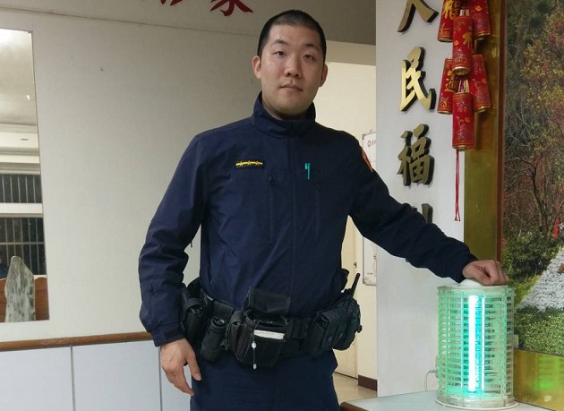 八旬老翁呆坐山區  竹子湖警寒冬送暖過好年 | 文章內置圖片