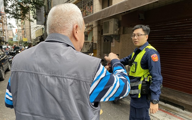 失智老翁牛脾氣  警耐心安撫助返家好過年 | 文章內置圖片