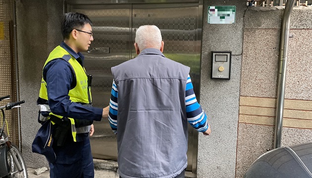 失智老翁牛脾氣  警耐心安撫助返家好過年 | 文章內置圖片