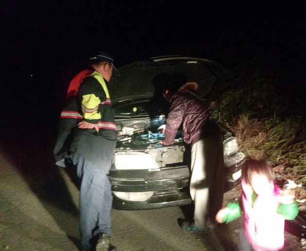 氣溫驟降連汽車也受不了 玉警即時助一家四口解危機 | 文章內置圖片