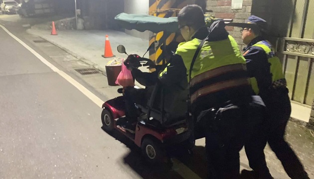 八旬翁輪椅車斷電卡馬路   淡水暖警熱心推車助脫困