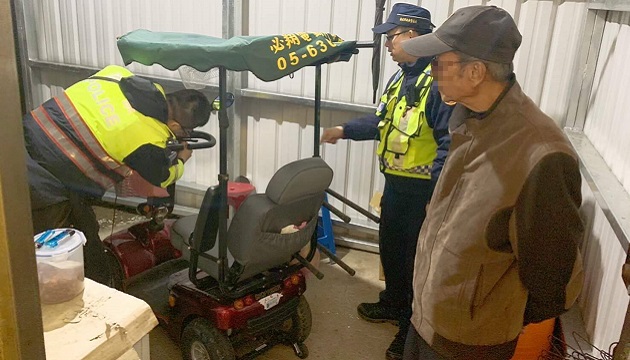 八旬翁輪椅車斷電卡馬路   淡水暖警熱心推車助脫困 | 文章內置圖片