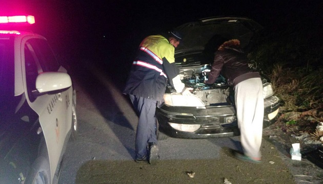 氣溫驟降連汽車也受不了 玉警即時助一家四口解危機