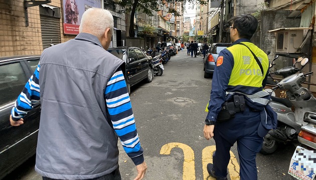 失智老翁牛脾氣  警耐心安撫助返家好過年