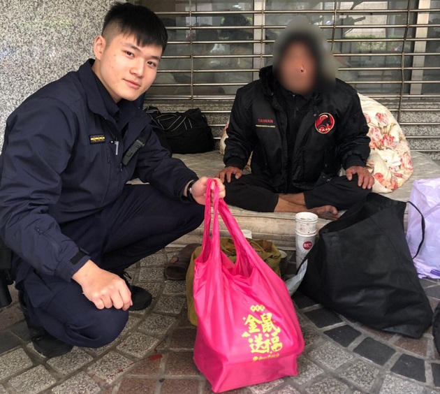 金鼠送福! 新莊警贈平安袋助弱勢家庭平安過好年 | 文章內置圖片