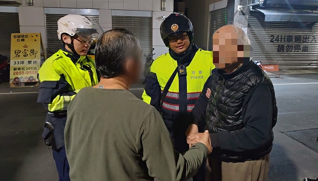 天冷腳傷走不動 暖警伸援助返家