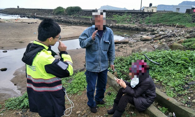 情侶吵架欲跳海輕生，金山警寒風中急救援