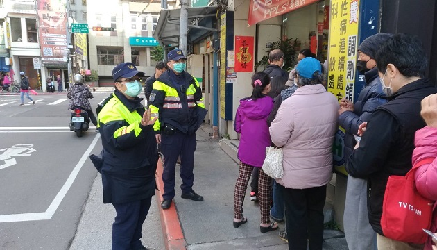 口罩實名首賣日  文一警到場護秩序