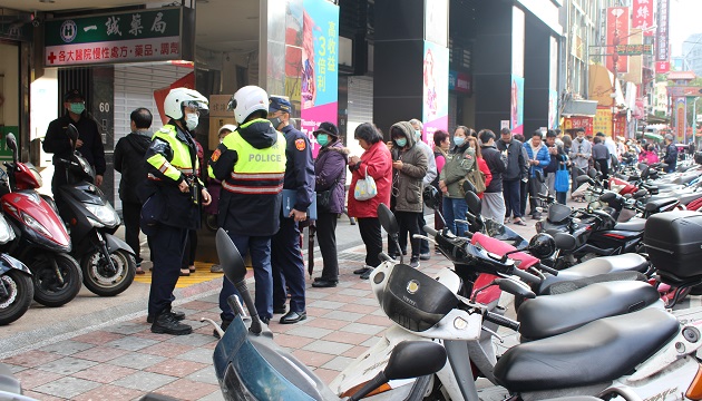 口罩實名購取首日  板橋警啟動現場維護機制