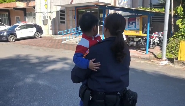 一歲男童在車水馬龍的馬路險象環生 女警姐姐即時抱返所充當保母安撫不安的情緒