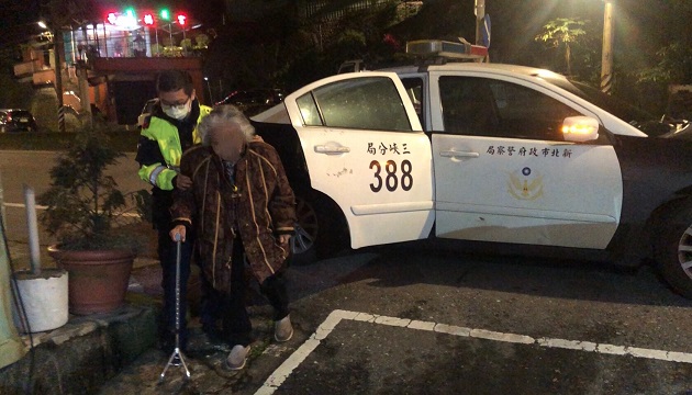 老婦寒流夜忘記回家的路 三峽暖警助返家