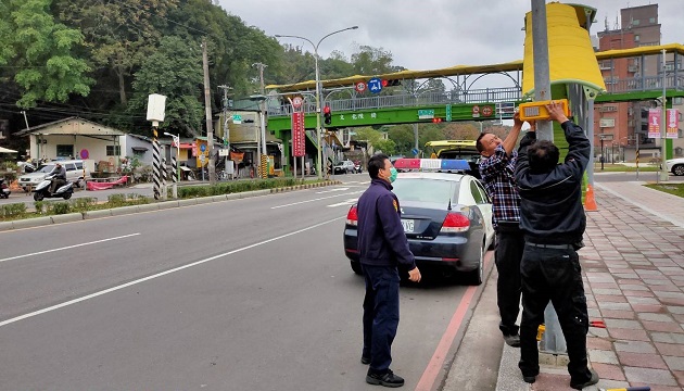 易肇事路段加裝爆閃燈，樹林警呵護夜歸用路人