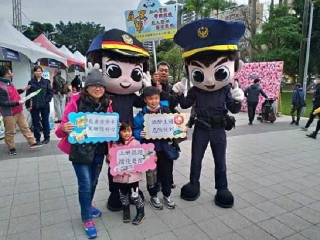 「2020臺北灯节」在南港 警察娃娃交通宣导发放鼠年灯笼 | 文章内置图片