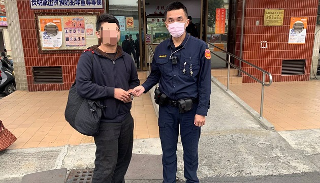 孝子急北上尋親機車鑰匙忘記拔 暖警協助保管 | 文章內置圖片