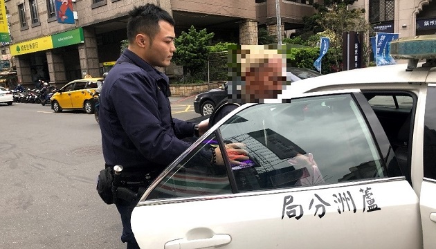 受傷迷失老翁呆坐路旁 蘆洲暖警護送返 | 文章內置圖片