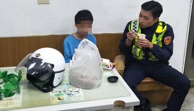 少年負氣離家 警請吃麥當勞卸下他心防