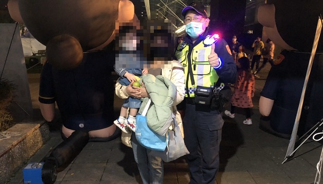 小童燈節會場哭哭「找媽媽」 南港警抱緊處理！