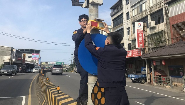 「照亮淡水路，呵護夜歸人」，淡水分局於台2線易肇事路段(口)掛設LED爆閃燈