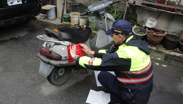 久占道路废弃车辆 新北警强力取缔拖吊 | 文章内置图片