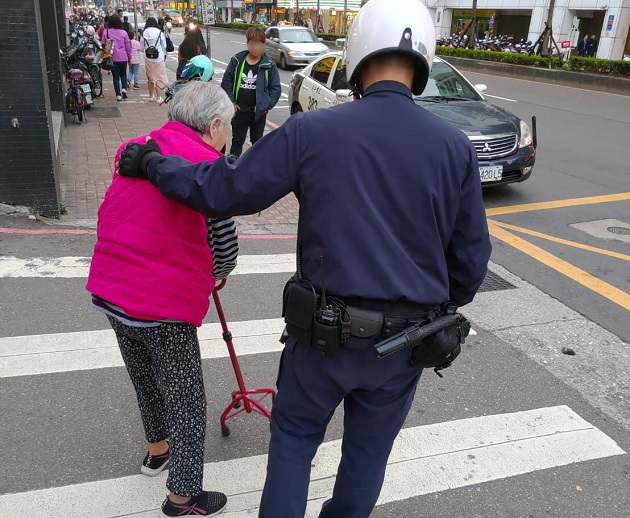 老婦迷途恍坐車站 警細心問路助返家 | 文章內置圖片