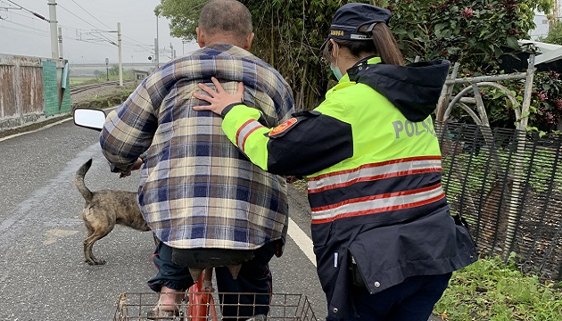 雨中長者腳麻動不了 貼心女警推返家