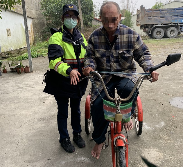 雨中長者腳麻動不了 貼心女警推返家 | 文章內置圖片