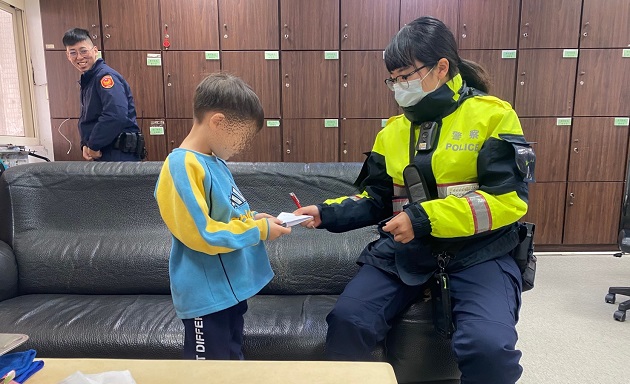 5歲孩童迷路 正妹女警當臨時媬姆助返家 | 文章內置圖片