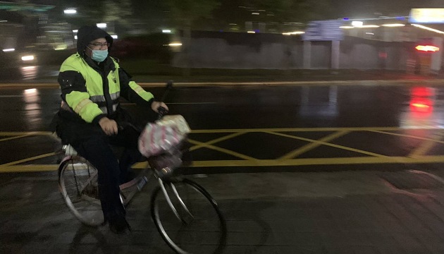 八旬翁寒夜單車迷途 暖警細心照料助返家 | 文章內置圖片