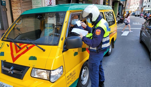 不畏新冠狀病毒!淡水警啟動護童及學(幼)童車稽查專案 學童安心家長放心