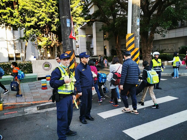 防疫大作戰，學校開學日警察總動員確保學童安全! | 文章內置圖片