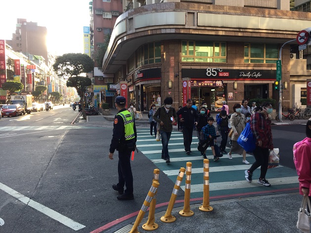 防疫開學首日，新北警嚴正以待，整合並增派交通疏導警力，維護本市交通順暢又安全 | 文章內置圖片