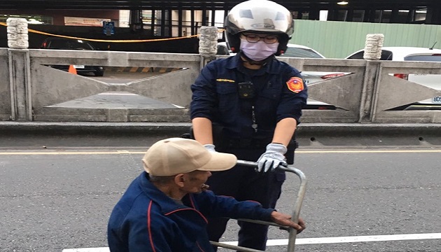 罹癌男趴趴走體力不支倒地 幸遇警善用平板車護送返家