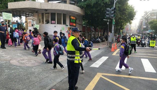 開學日土城警分局動起來 幼童安全一把罩