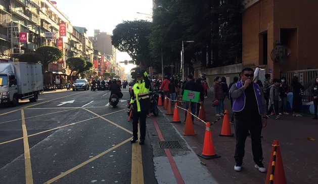 防疫開學首日，新北警嚴正以待，整合並增派交通疏導警力，維護本市交通順暢又安全