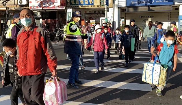 因应武汉肺炎 开学日三重警与学校联合防疫!