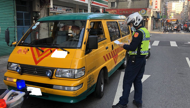 新型冠狀病毒疫情未退 開學首日板橋警加強學幼童車稽查 | 文章內置圖片