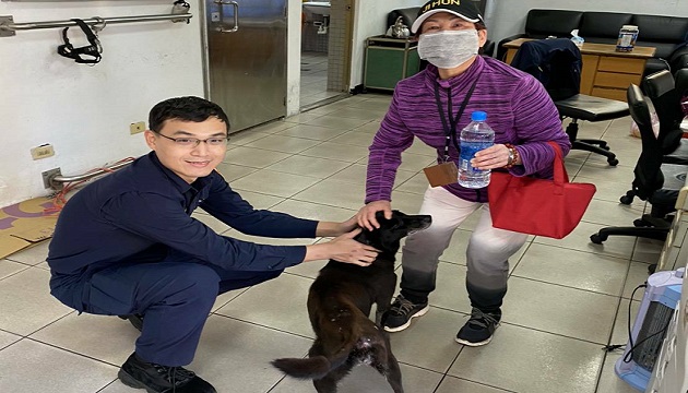 金山警寻犬锲而不捨，终与饲主团圆返家