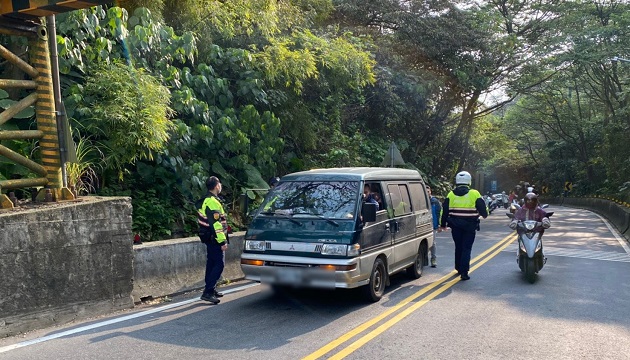 1.5噸廂型車拋錨山坡路段 勇警齊力推車上山助紓困 | 文章內置圖片